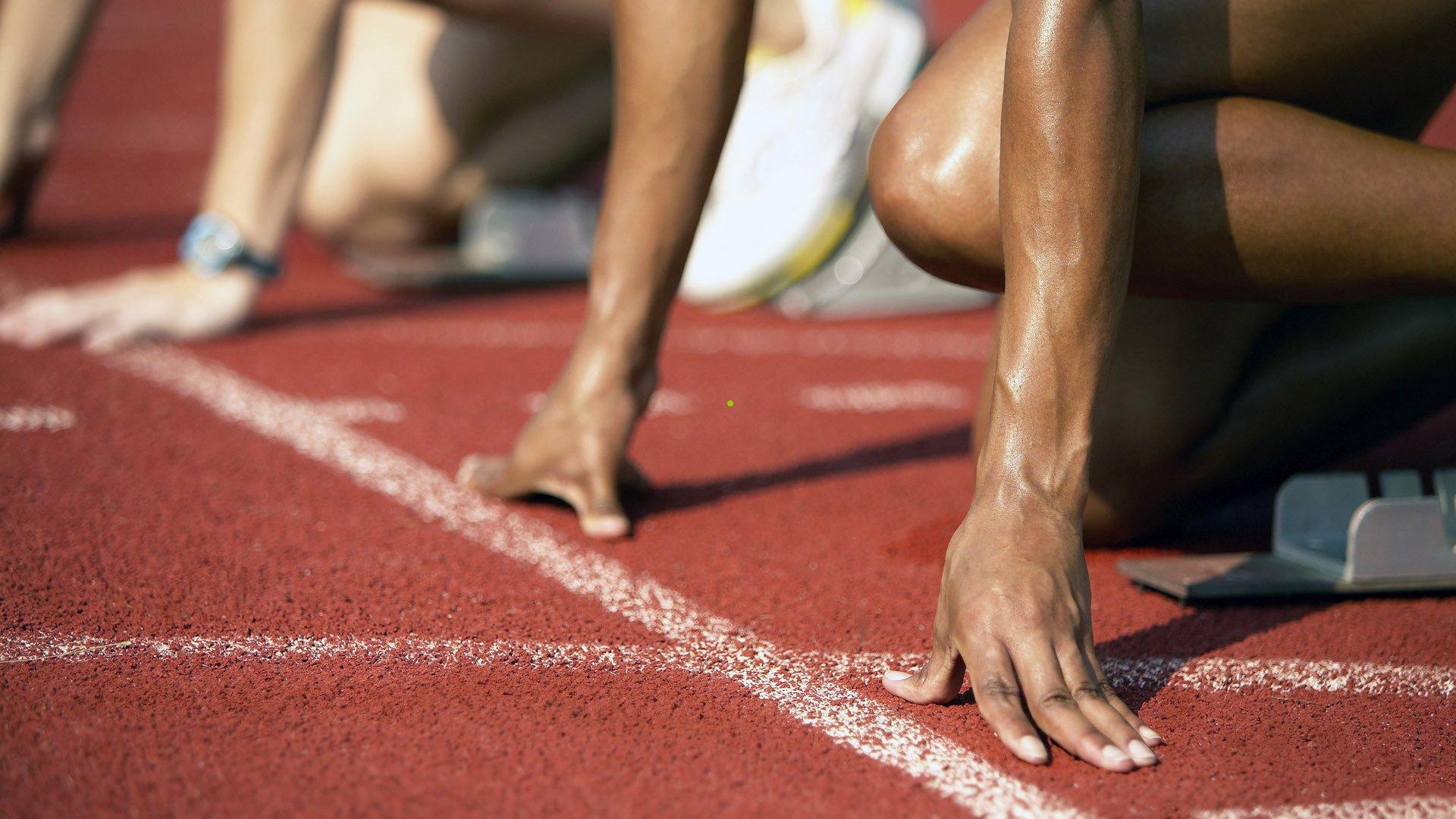 犯规危机席卷战局!狄龙拼抢篮板拉拽杰威,第五犯令球队陷于被动